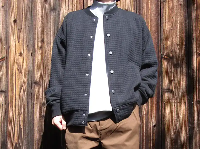 アストロノミーの洋服を着た男性筆者