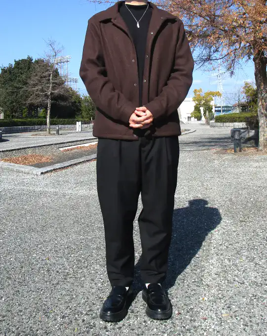 20代におすすめの通販サイトスプートニクスの洋服を着た男性