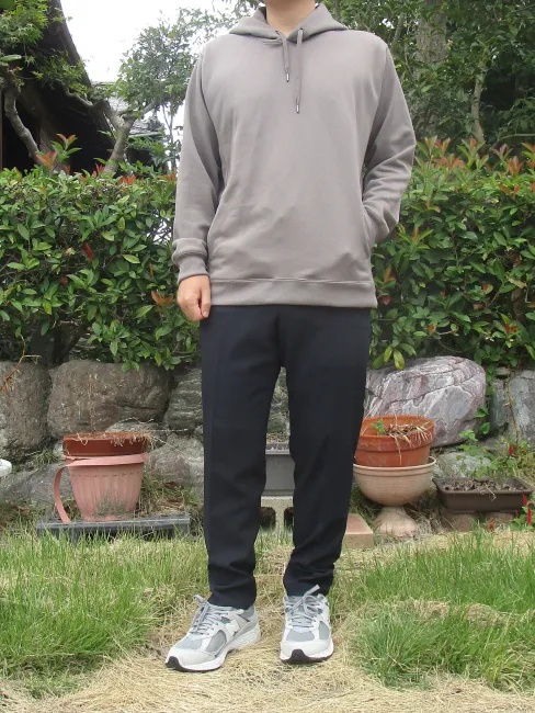 安い40代メンズ通販Dコレクションの服を着た男性