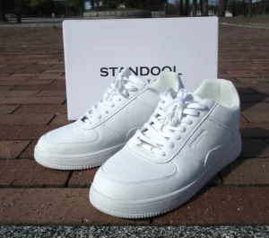 スタンドールの白スニーカー