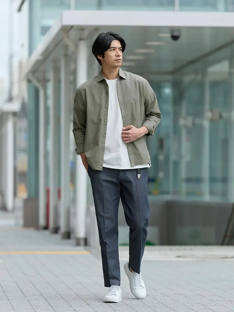 30代向けAUENのマネキン買いを着た男性