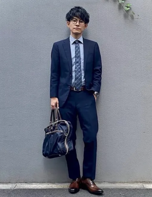 トールシューズの革靴を履いた男性