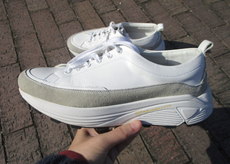 身長が5cm盛れるスニーカーLORRYを持った筆者