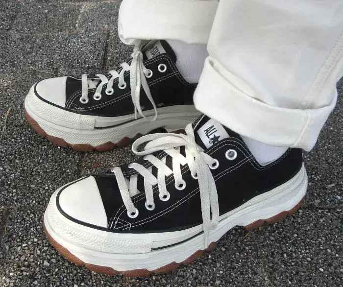 身長が盛れるスニーカー、トレックウェーブを履いた男性