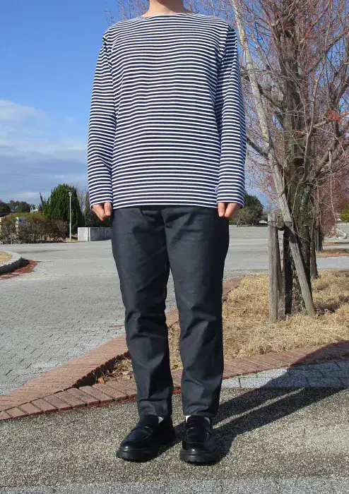 クオドロのパンツとシップスのバスクシャツを着た筆者