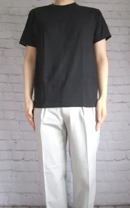 ヘインズのビジカジ魂黒Tシャツを着た男性筆者