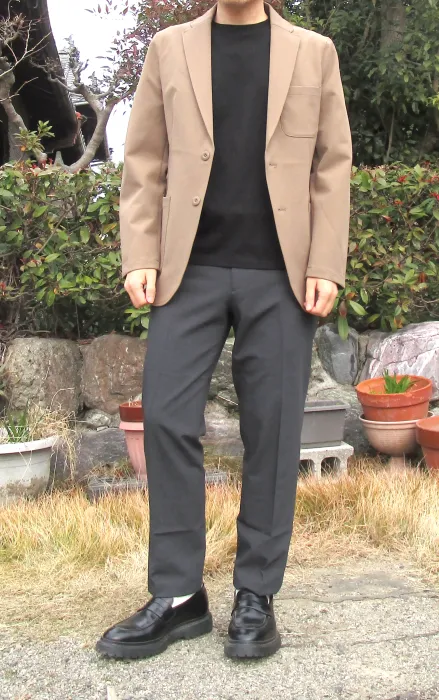 ヘインズのビジカジ魂黒Tシャツを着た男性筆者