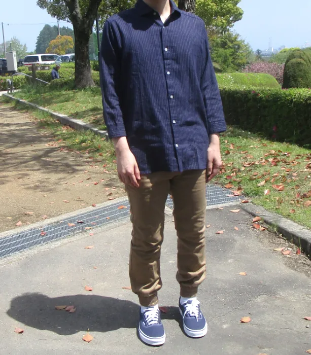青いシャツを着た男性