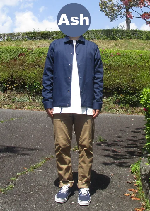 青いジャケットを着た男性