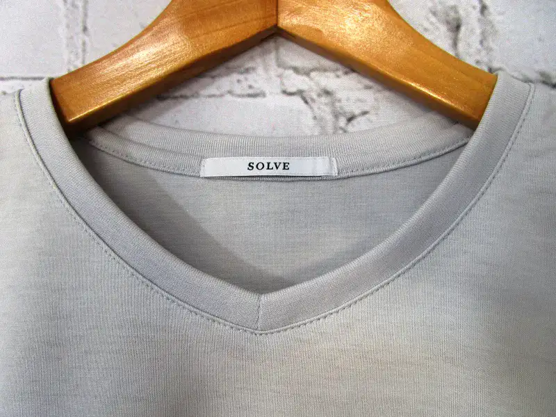 ジャケットのインナーに合うSOLVEのTシャツの素材感