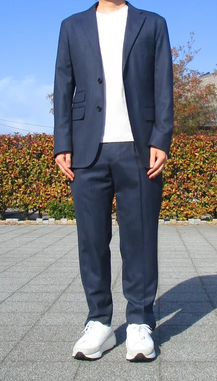 solveの仕事Tシャツを着用した男性筆者