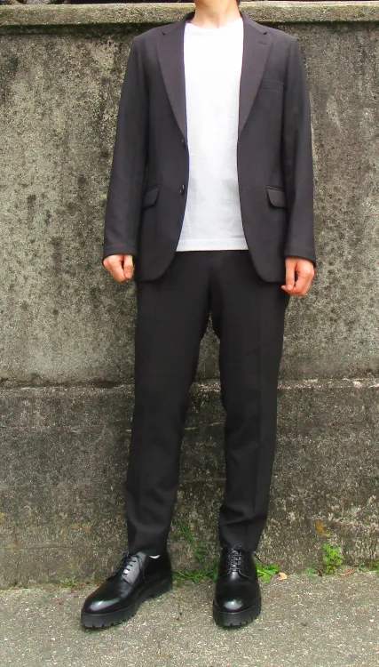 ジャケットに合うSOLVEの仕事Tシャツを着た男性筆者