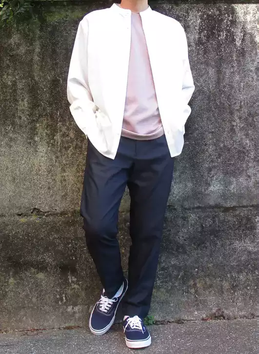 ピンクのTシャツを着た男性