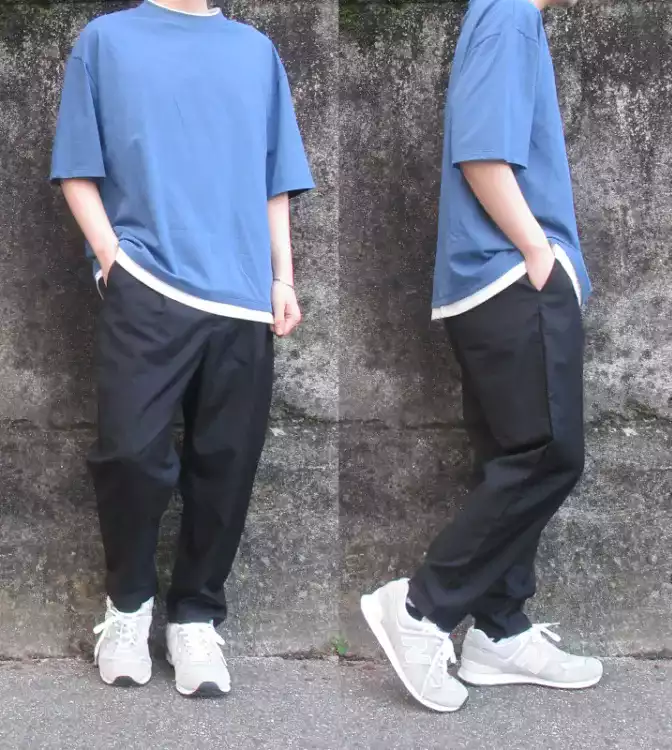 青いTシャツを着た男性