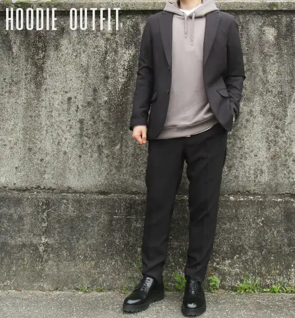 パーカーを着た男性