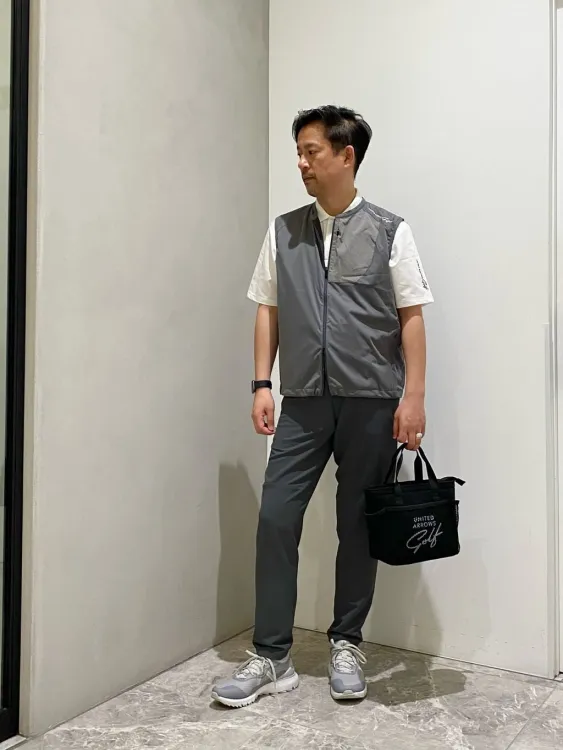 ベストを着た男性