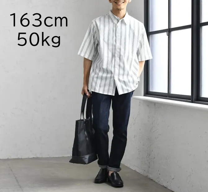柄シャツを着た男性