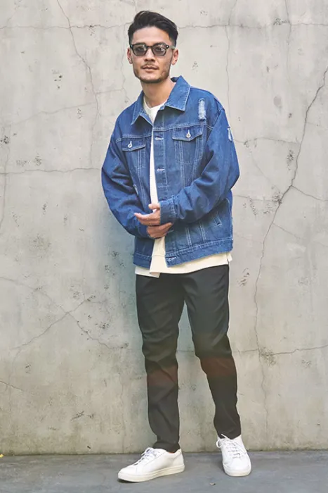 デニムジャケットを着た男性