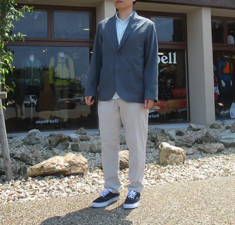 洋服を着た男性