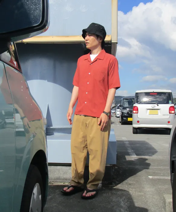 洋服を着た男性