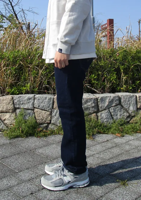 身長が盛れるニューバランス2002Rを着用した男性