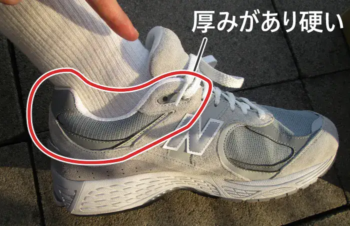 ニューバランス2002Rゴアテックスの履き口はちょっと硬く小さい