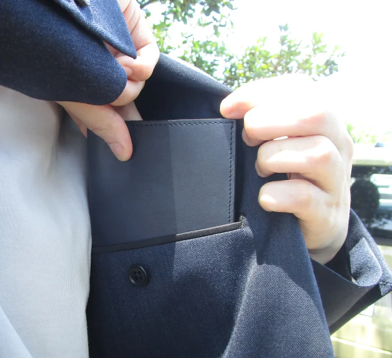 solahanpuの財布を内ポケットに入れる男性