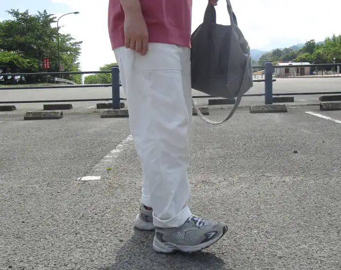 ニューバランス725の履き心地をレビューしている男性