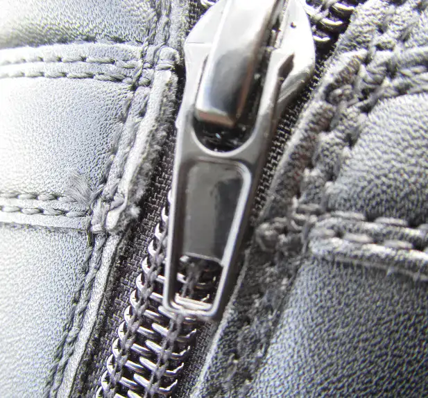 トールシューズのジップ