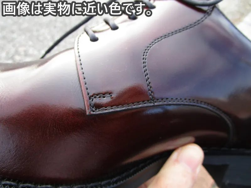 北嶋製作所の革靴【ガラスレザー】の品質をチェックする筆者