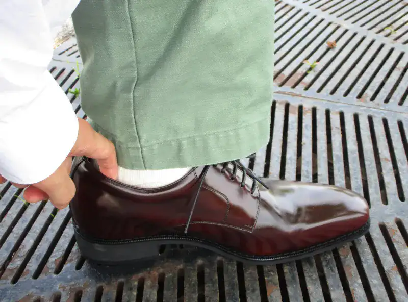 北嶋製作所のロングノーズ革靴を履いた筆者