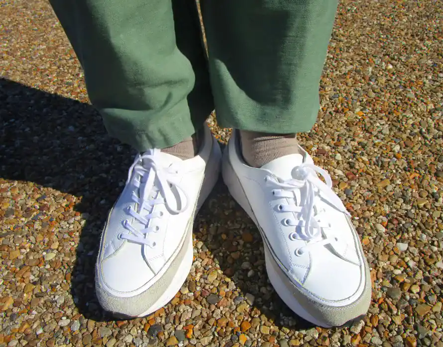 スニーカーLORRYの着用画像