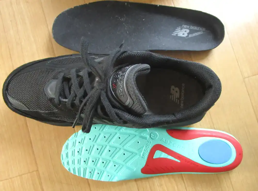 990v6の不安定さを解消するにはアブゾーブインソールを入れると良い