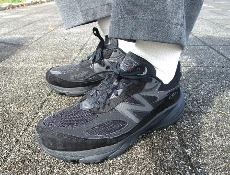 ニューバランス990V6トリプルブラックを着用した筆者