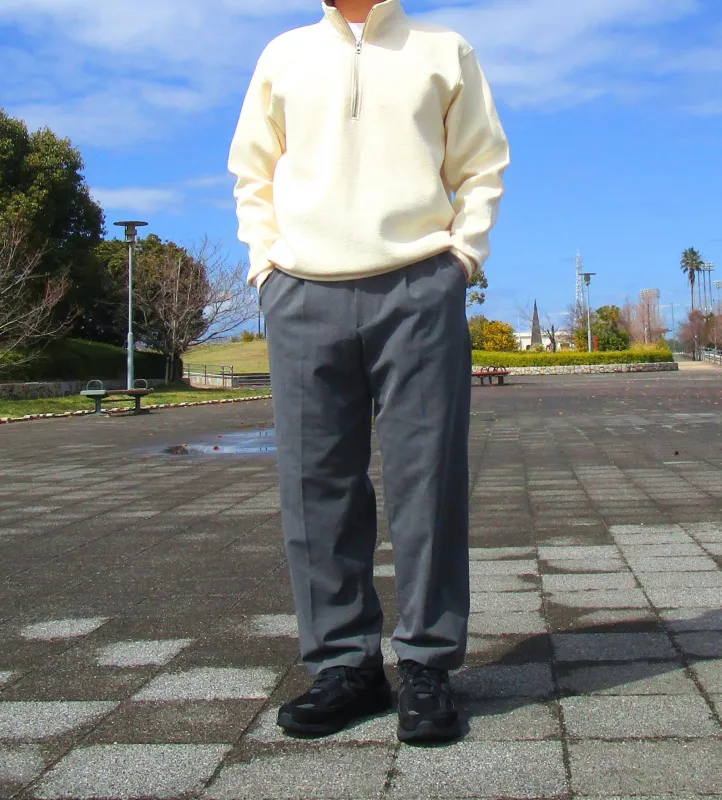 ユニクロのパンツとビームスのスウェットを着た筆者
